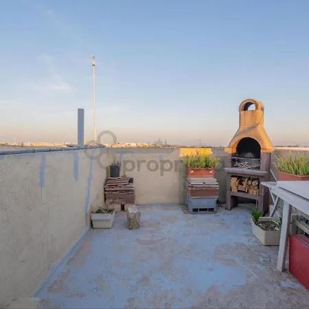 Cosy Private 7 Minutes Walk From The Airport