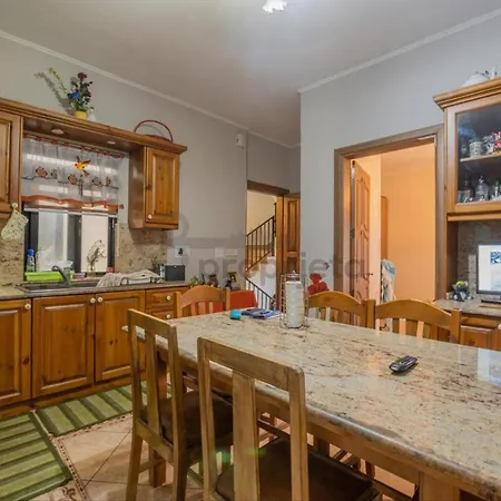 Cosy Private 7 Minutes Walk From The Airport Rum i privatbostad *