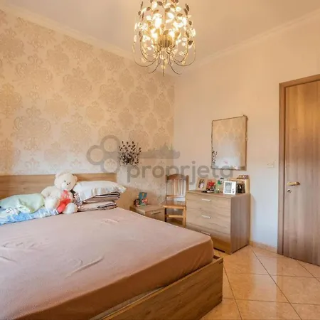 ホームステイ Cosy Private 7 Minutes Walk From The Airport